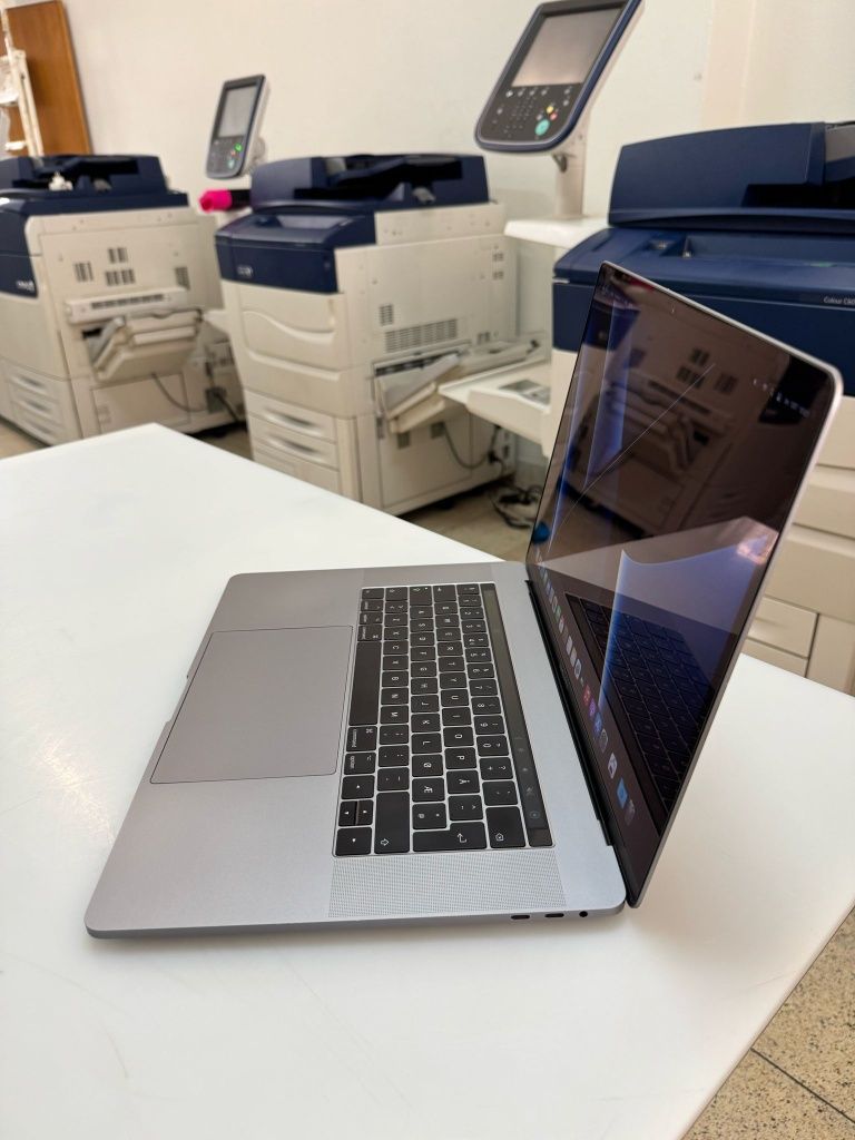 Portátil MacBook pro 2017 
Processador