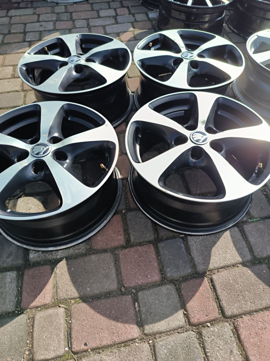 Felgi aluminiowe 16 Skoda Octavia II SuperB Kodiak Karoq 5x112