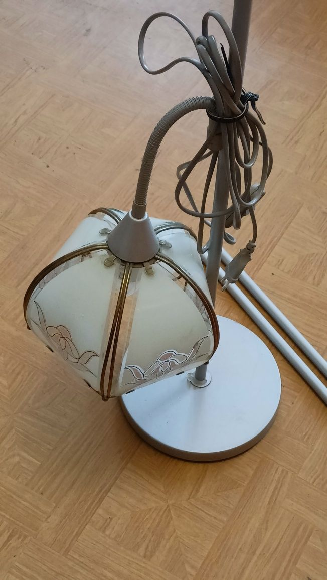 Lampa stojąca z kinkietem.