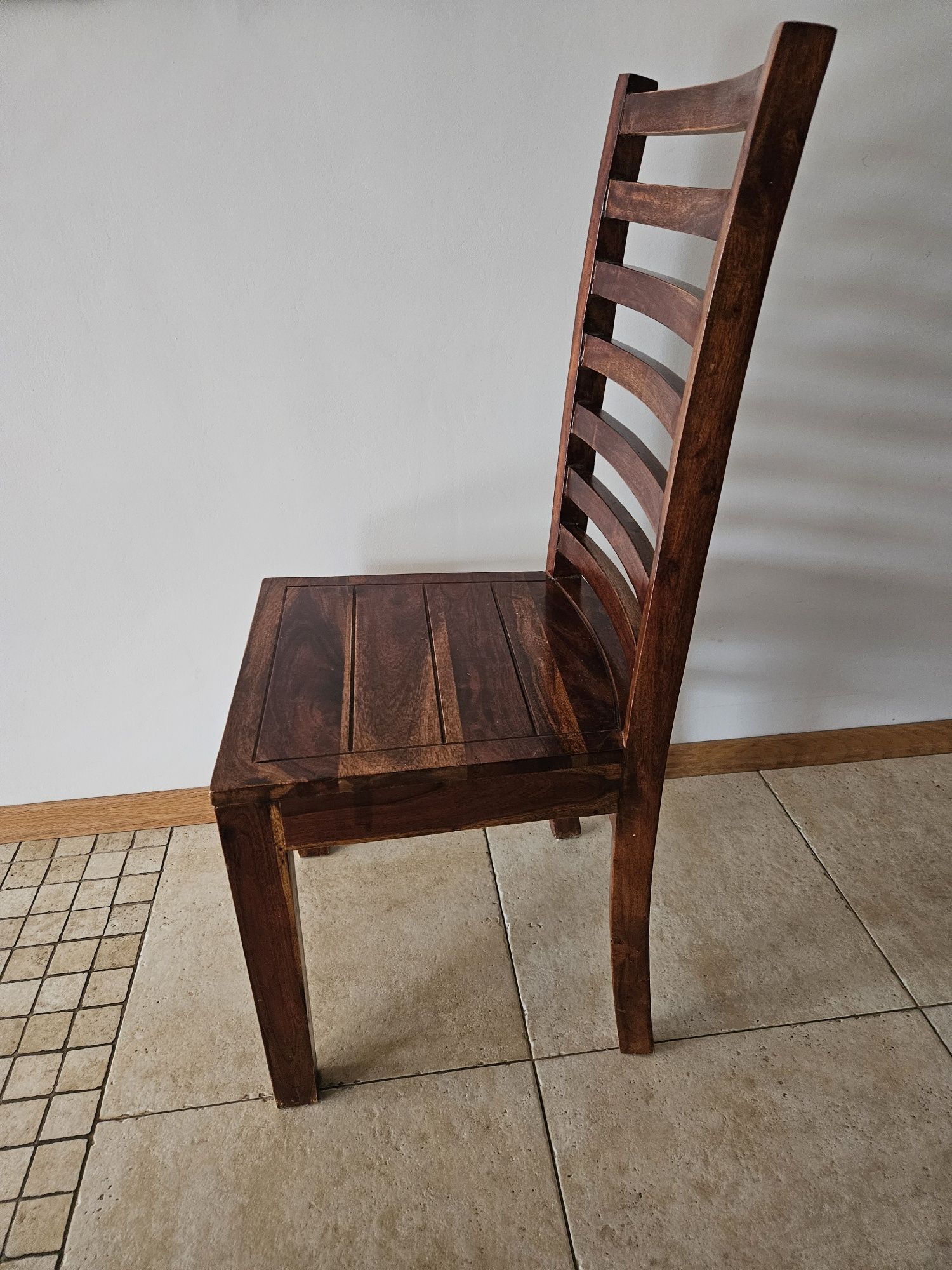Stół drewniany, rozkładany z krzesłami