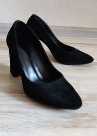 Туфлі на маленькому каблучку в чорному кольорі