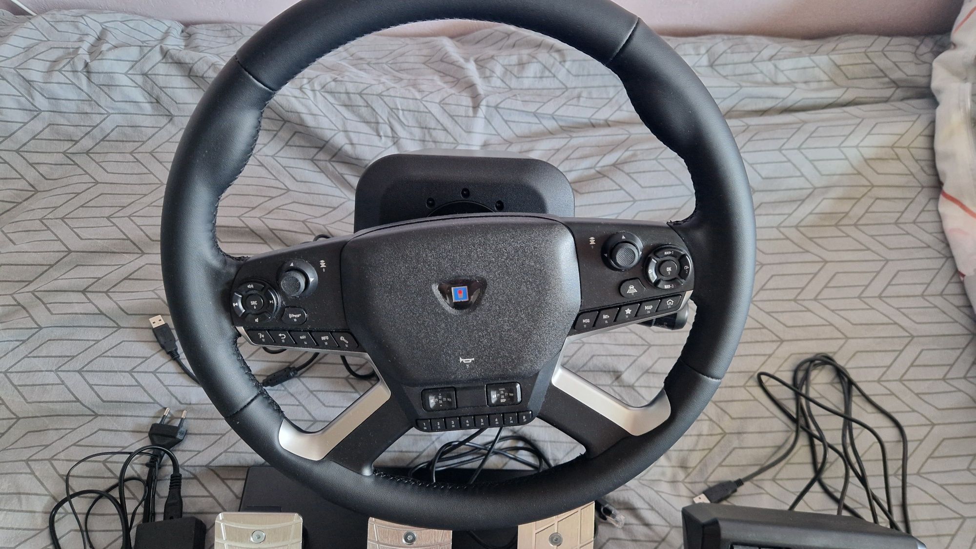 Kierownica Hori Force Feedback Truck Control System HPC-044E z pedałam