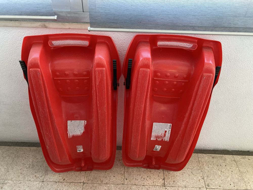 Dois trenós vermelhos