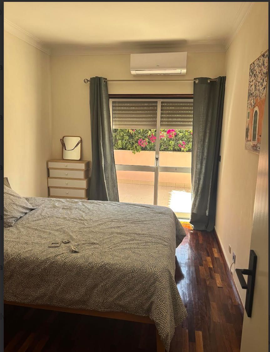 Quarto Sesimbra com muita luz, sossegado e varanda privativa.