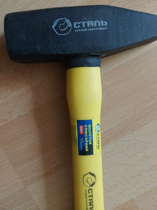 Будівельний інструмент .молоток 800г слюсарний ручка скловолокно сталь