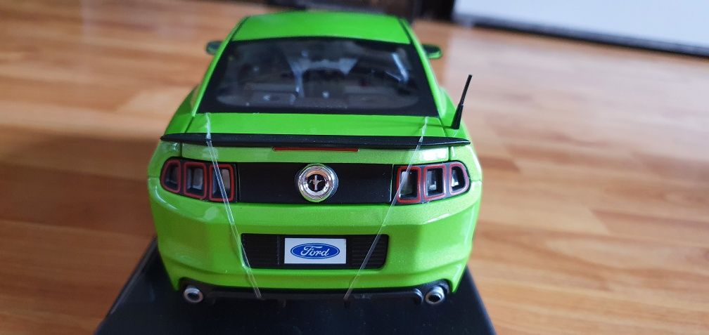 1:18 Shelby Collectibles Ford Mustang BOSS 302