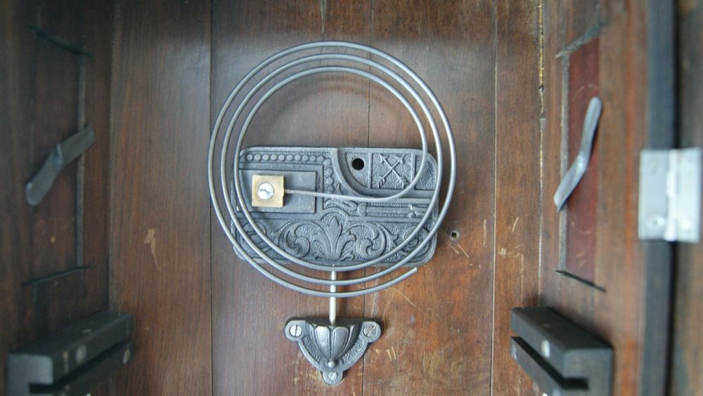 357 Zegar wiszący mechaniczny HAU antyk