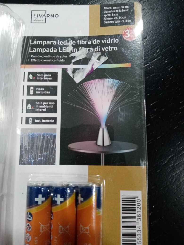 Candeeiro led de fibra de vidro a pilhas novo.