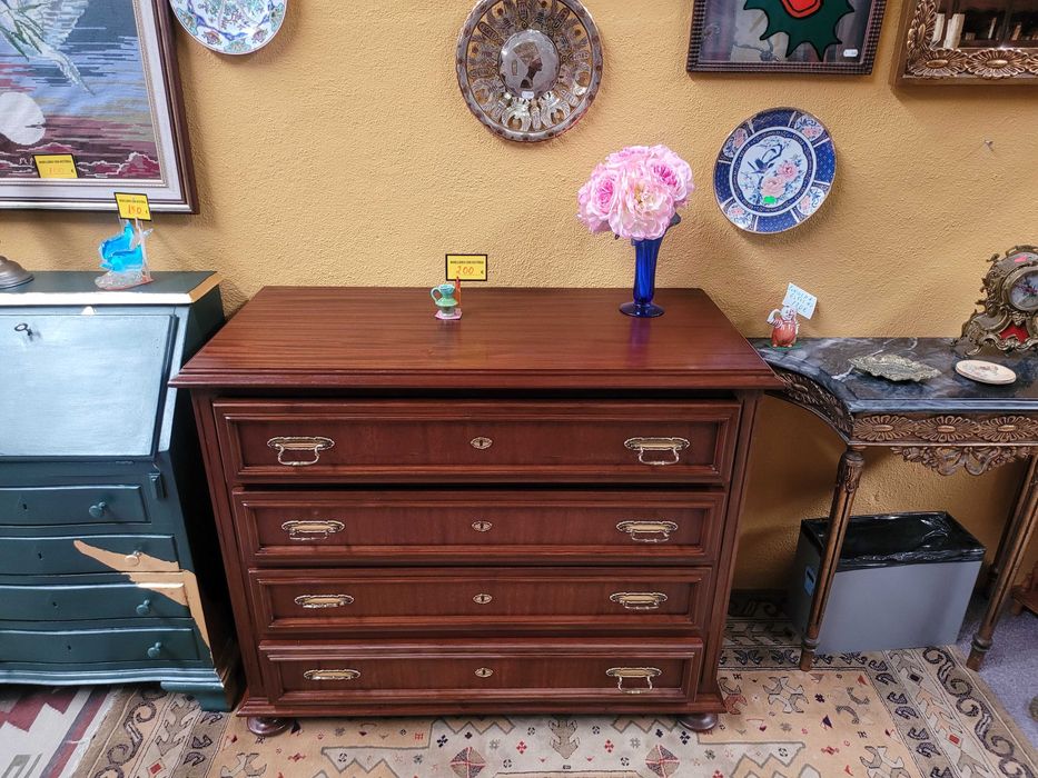 Cómoda em madeira com quatro gavetas - óptimo estado geral