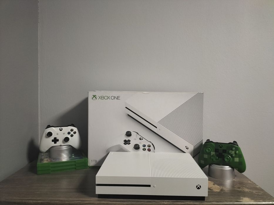 Xbox one s z 2 padami w stanie bardzo dobrym