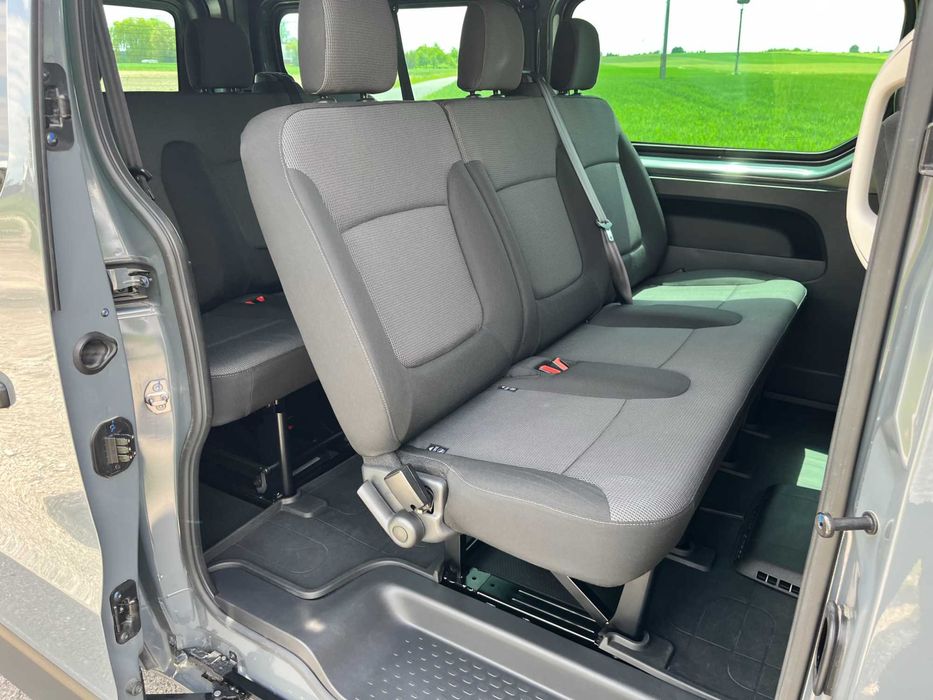 Wynajem Busa Long 9-osobowego-Konfort Mobilność Wakacje Lotniska Taxi