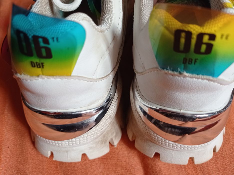 Продам жіночі кросівки 37 розмір