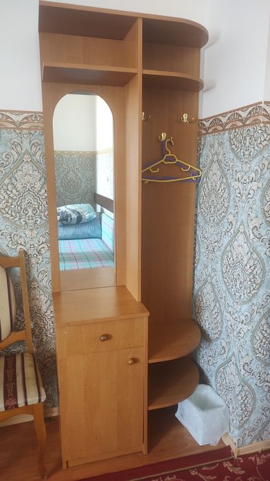 Продам прихожую с зеркалом .