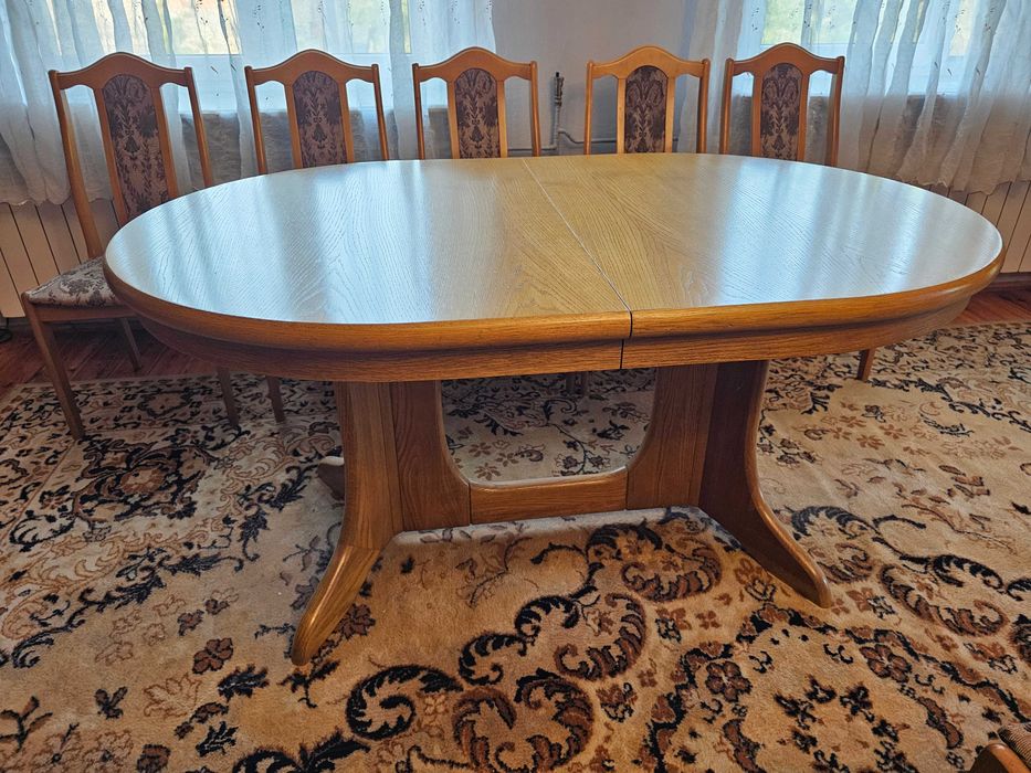 Stół rozkładany z krzesłami