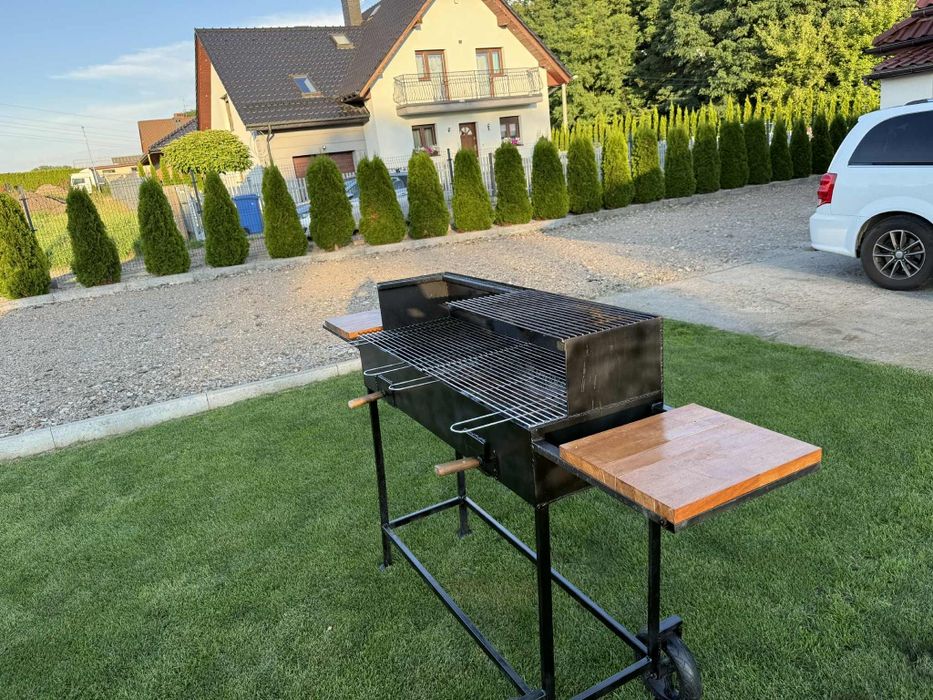Duży grill mobilny,solidny.