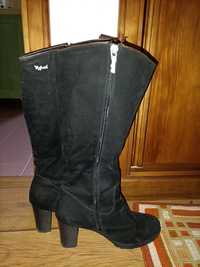 Botas pretas de senhora