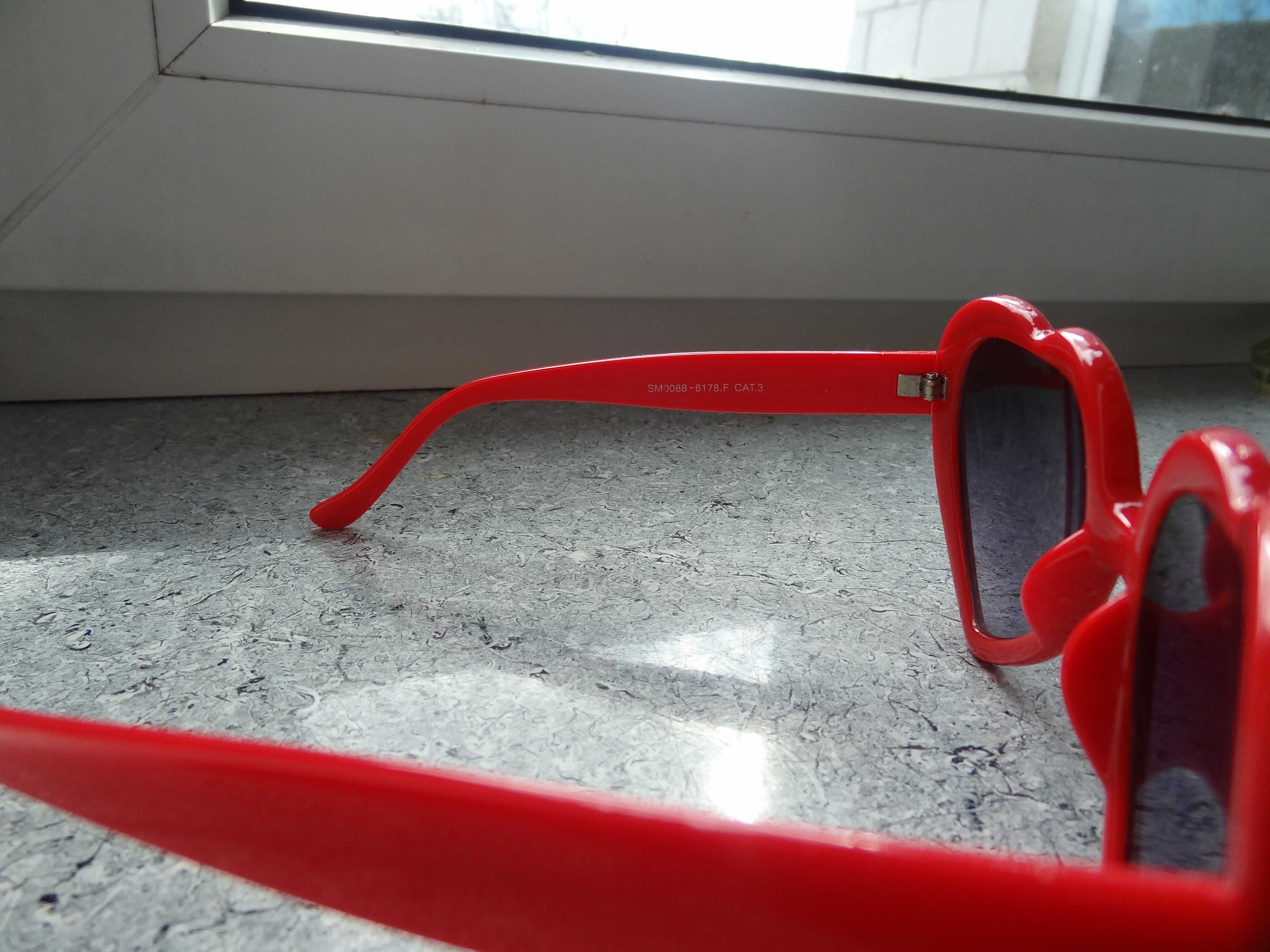 czerwone oprawki serca okulary przeciwsłoneczne