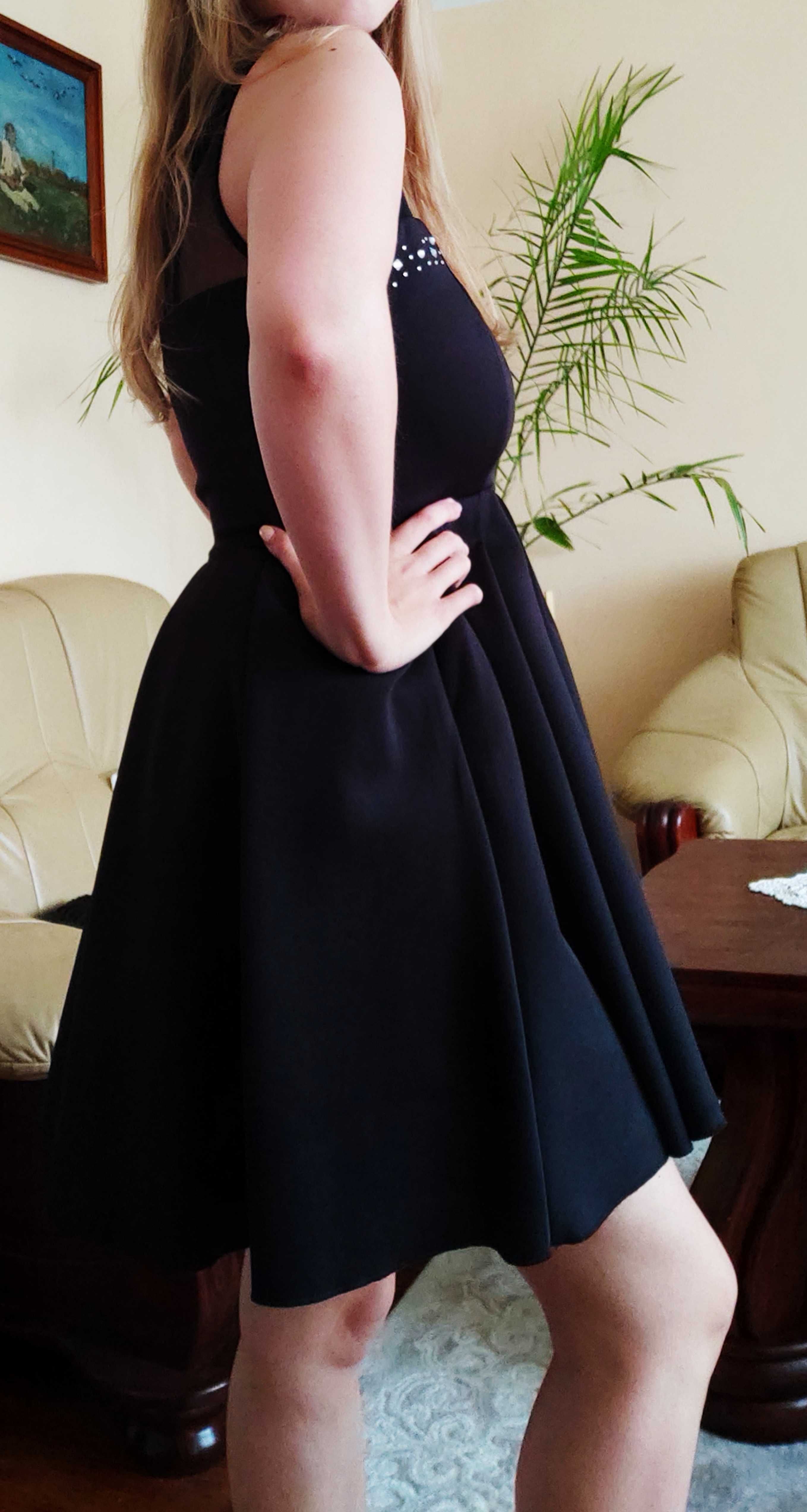 Czarna sukienka rozkloszowana Sinsay XS