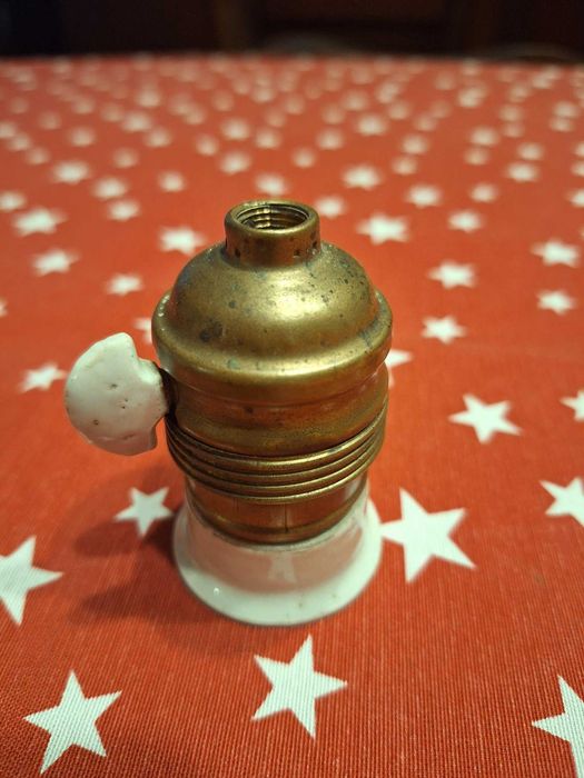 Sprzedaję starą oprawkę na żarówkę z włącznikiem