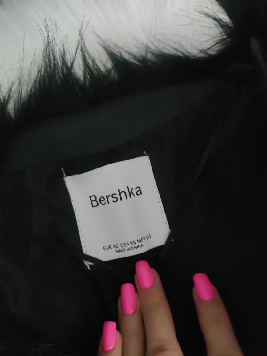 Czarne futro Bershka XS