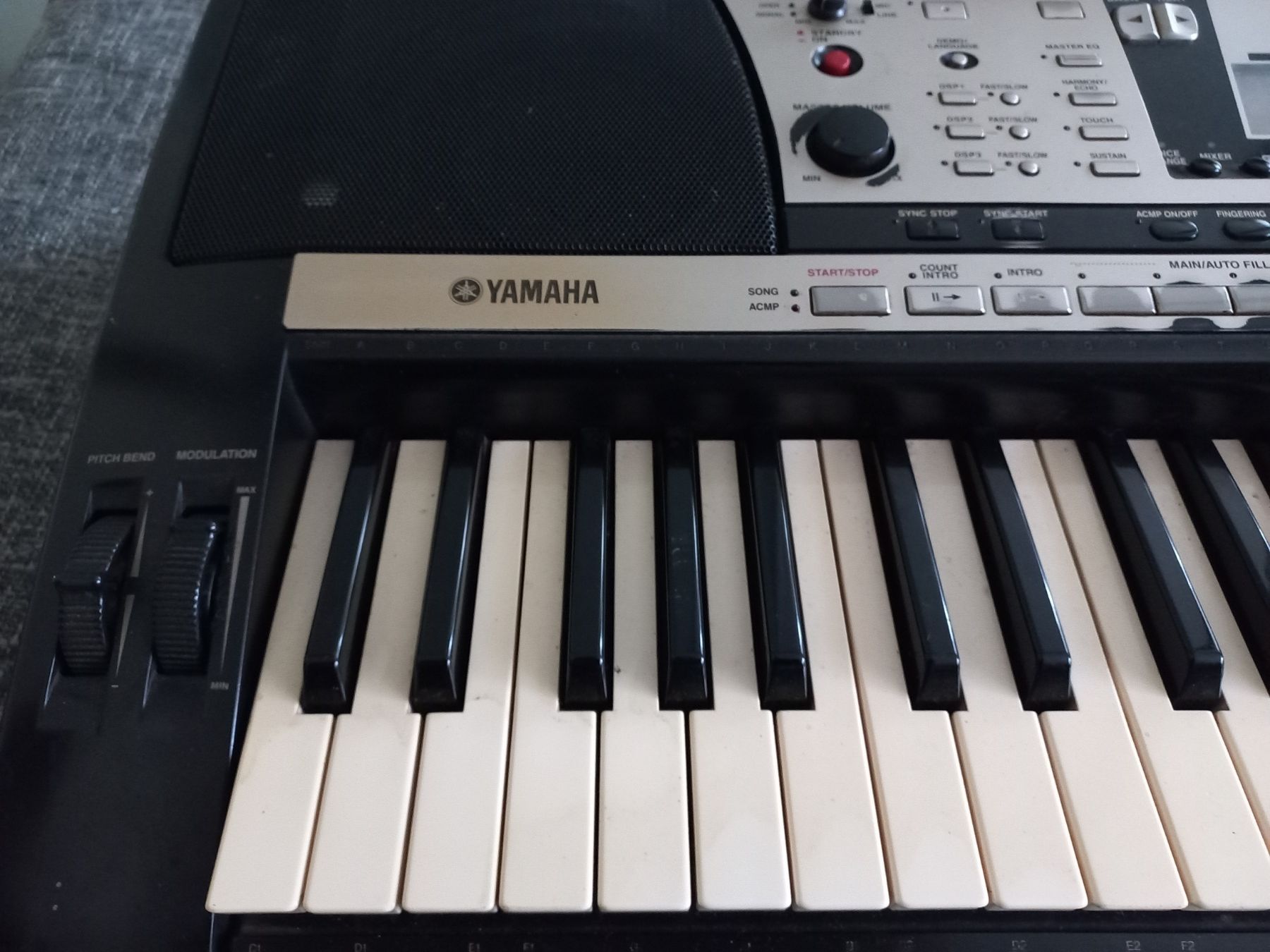 Синтезатор профессиональный Yamaha PSR-740