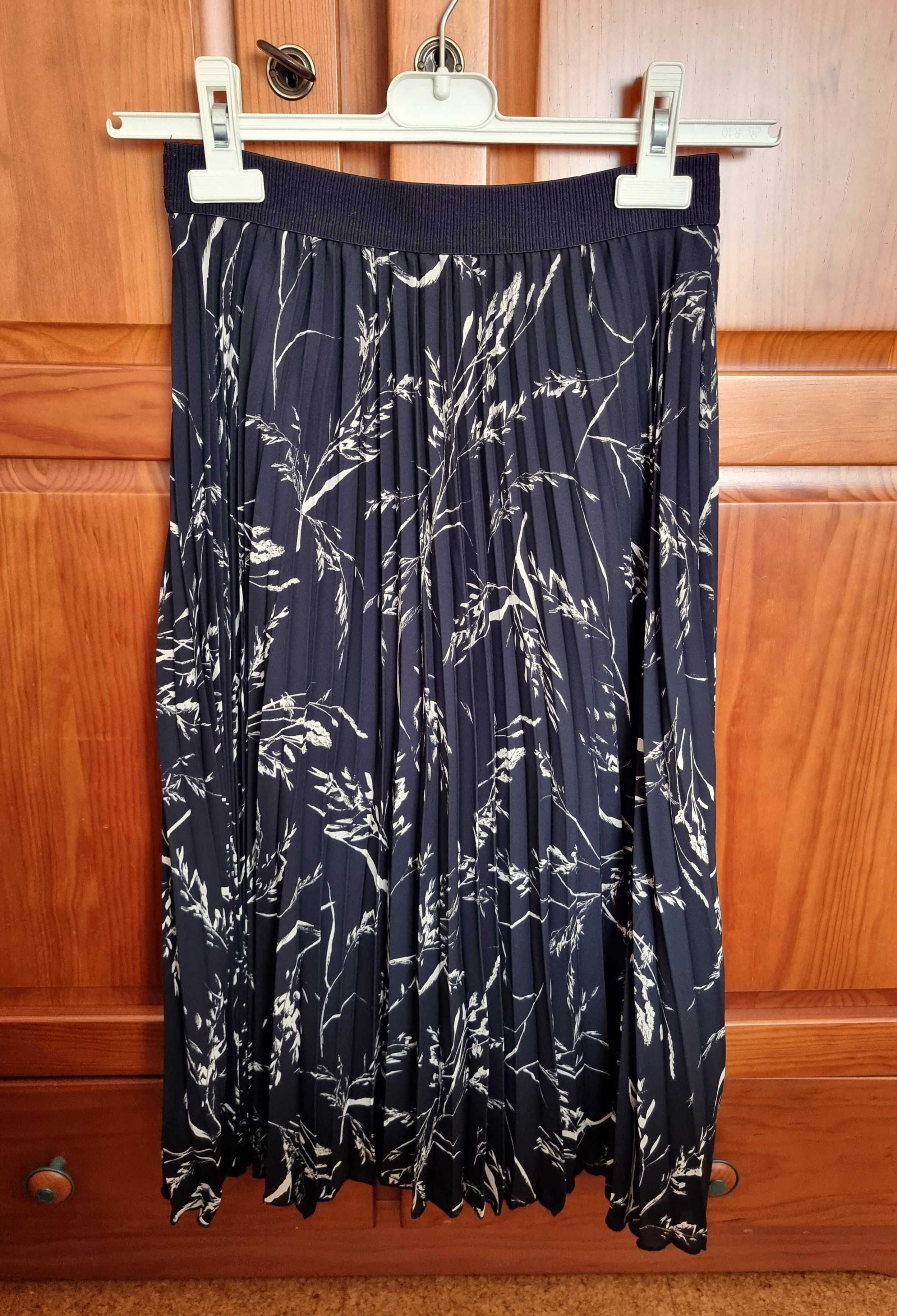 Saia midi plissada preta e branca H&M, tamanho 36