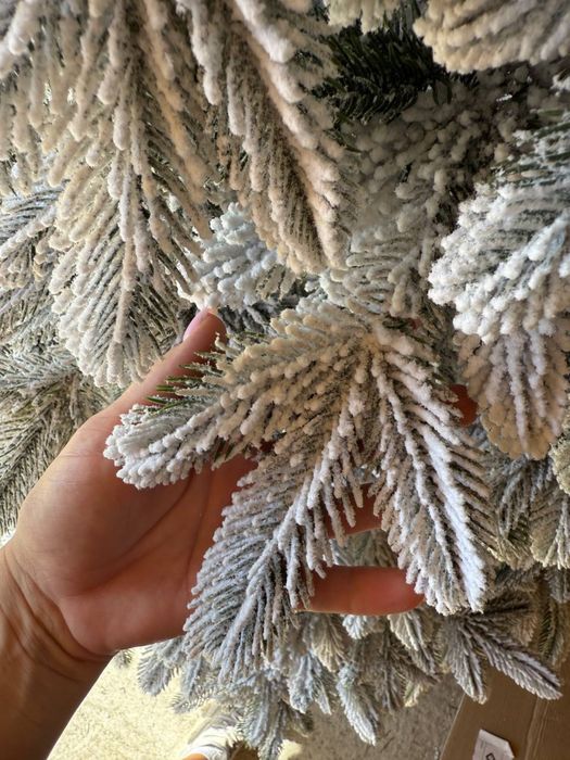 Ялинка засніжена Версаль