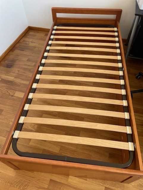 Cama solteiro em madeira