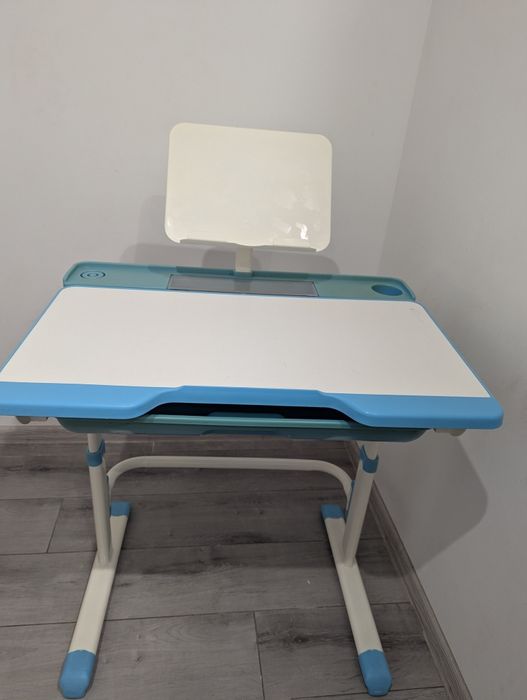 Шкільна парта для навчання
