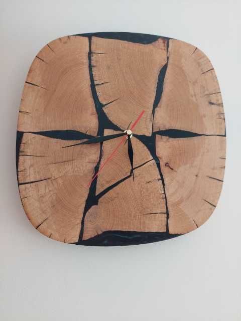 Oryginalny zegar ścienny z drewna z żywicą epoksydową