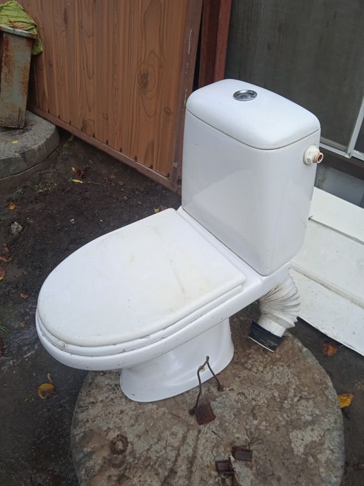 Продам унитаз укомплектованные