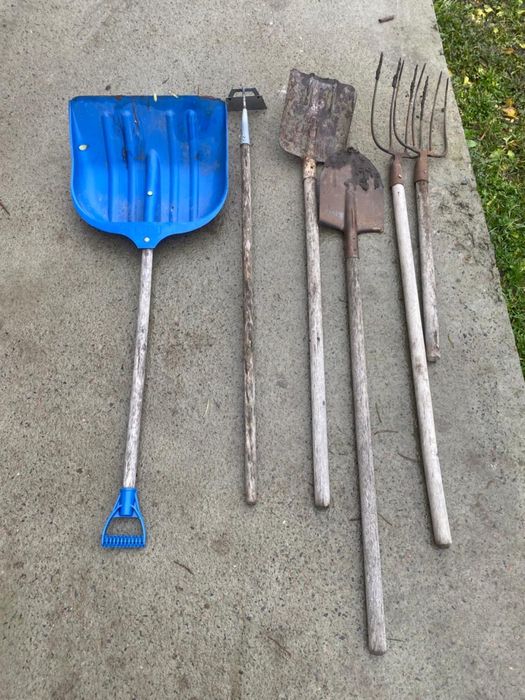 Тачка строительная и огородный инвентарь