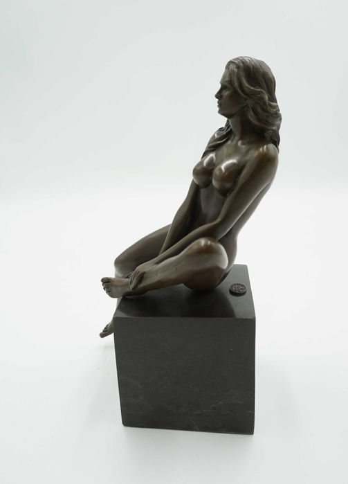 AKT nagiej kobiety-figura z brązu siedząca naga kobieta