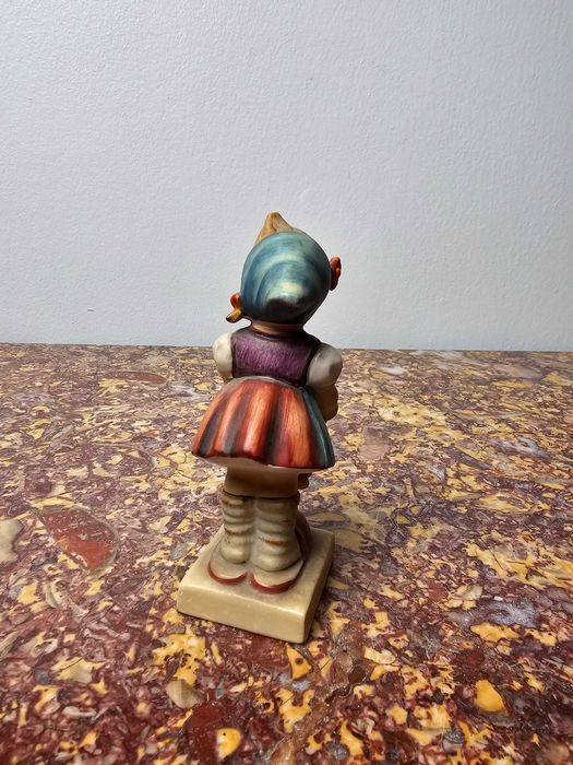 Śliczna Figurka porcelana Goebel Hummel 73 "Little Helper" 11cm Niemcy