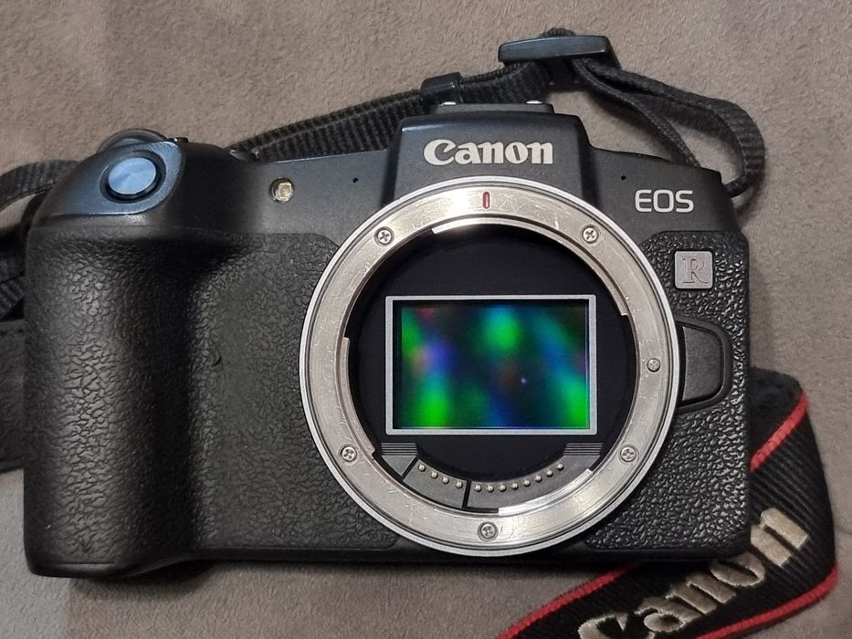 Canon EOS RP з адаптером EF-EOS R, обєктивом-заглушкою.