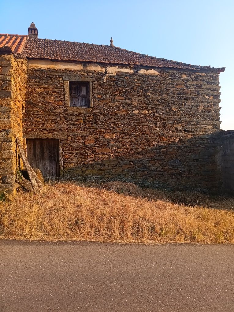 Casa de R/C e 1° Andar em xisto