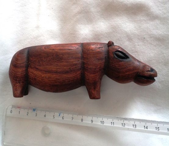 Hipopótamo esculpido em madeira maciça - Artesanato Africano