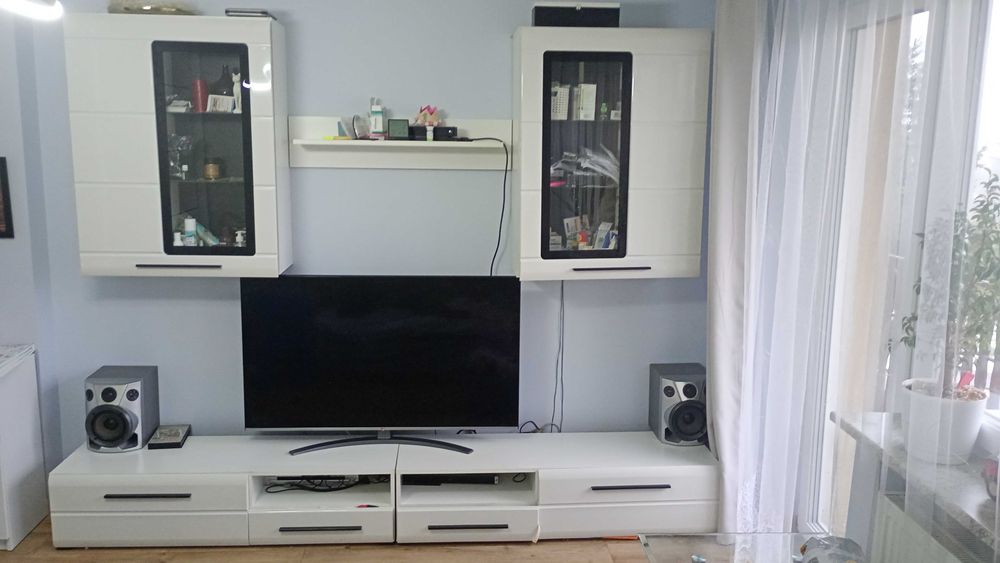 Biała meblościanka do salonu