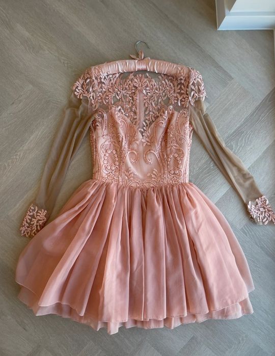 Niestandardowa krótka suknia ślubna rozkloszowana z cekinami brokatowa