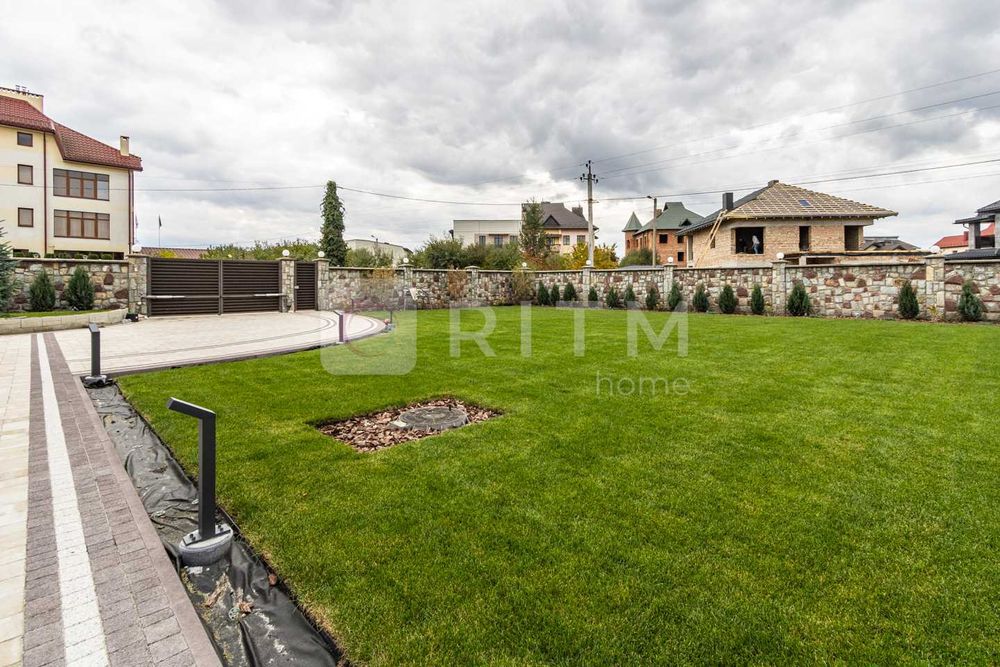 3-х поверховий будинок з ремонтом та власним подвір’ям в с. Крихівці