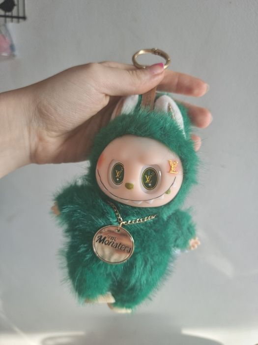 Zielona maskotka breloczek labubu z ogonem dla dzieci