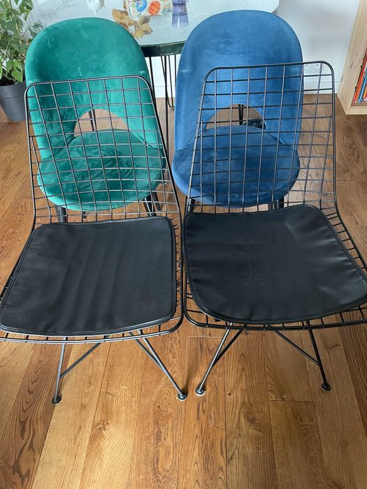 Cztery krzesła do jadalni tapicerowane i metalowe