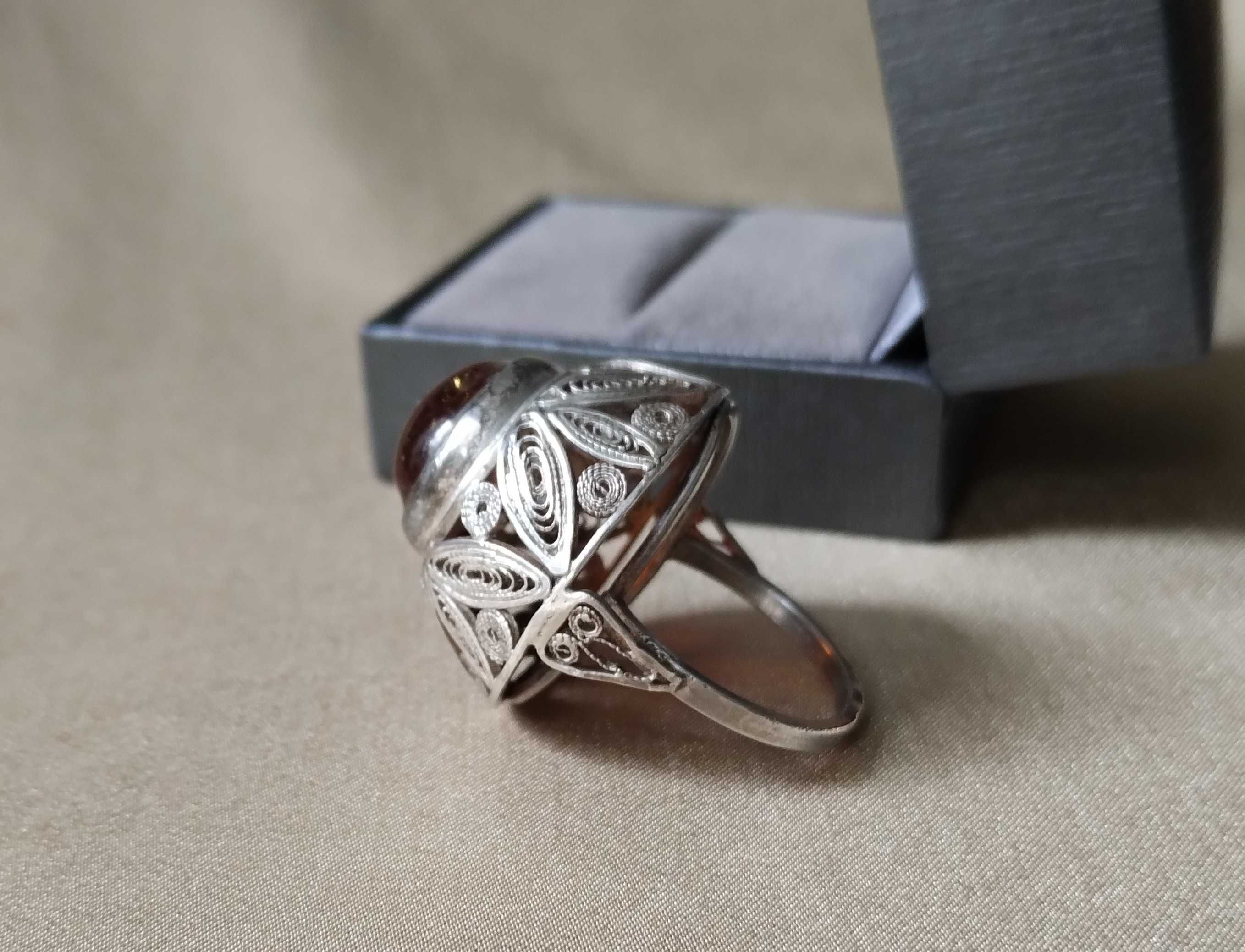 Srebrny pierścionek Imago Artis filigran z bursztynem lata 60-70.