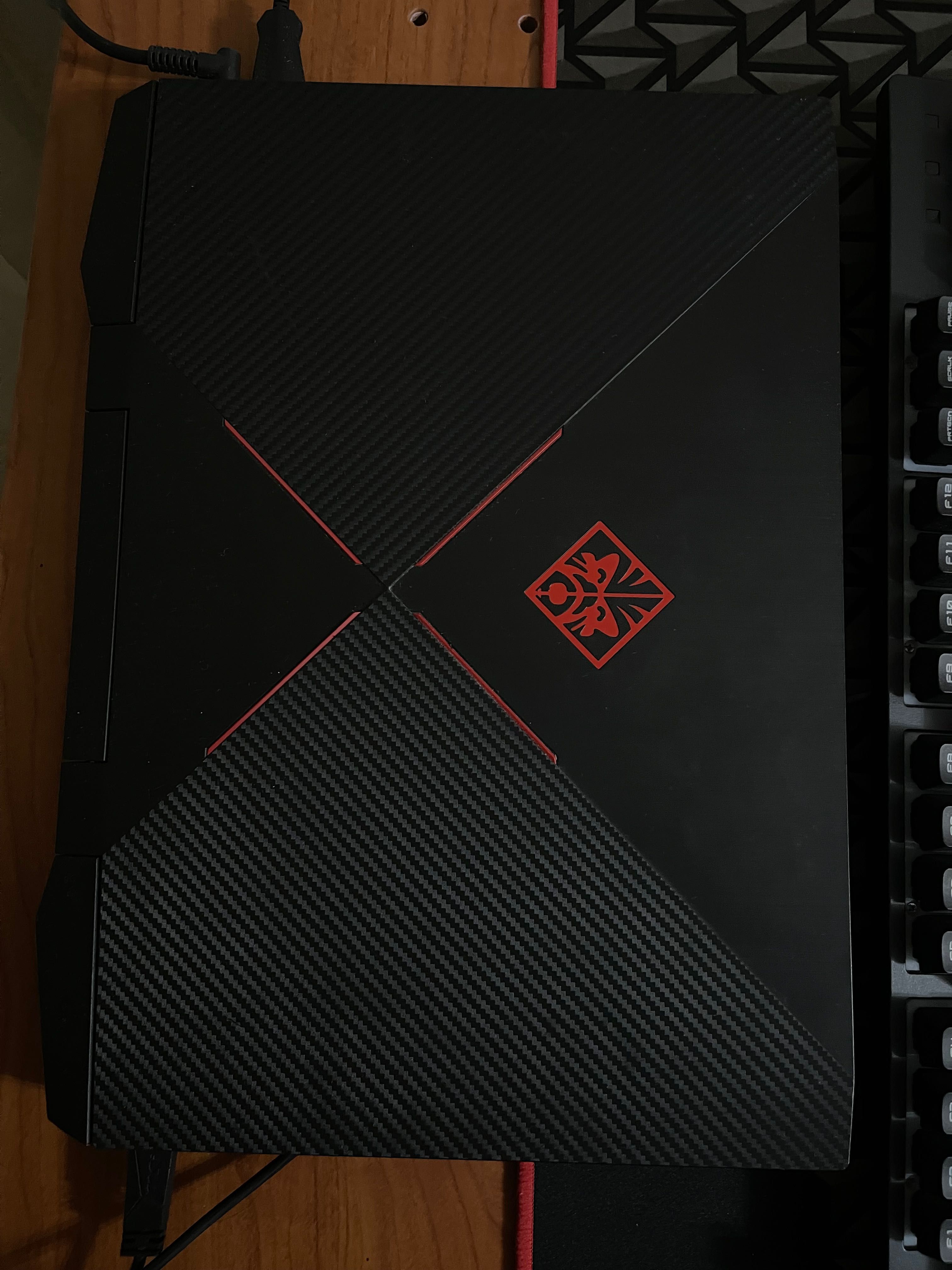 Computador Hp Omen com teclado, tapete e rato