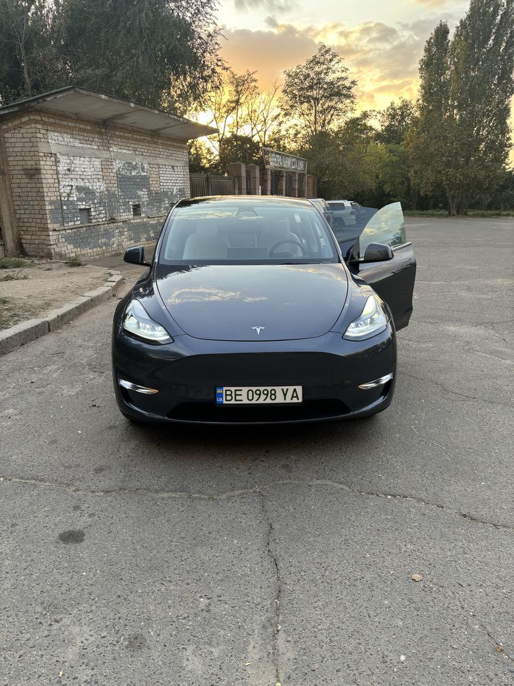 Продаю машину TESLA модель Y