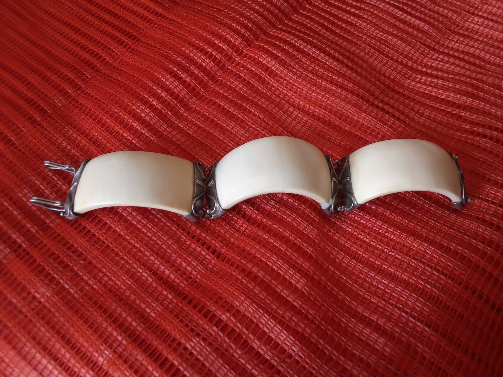 Pulseira antiga em osso e metal trabalhado