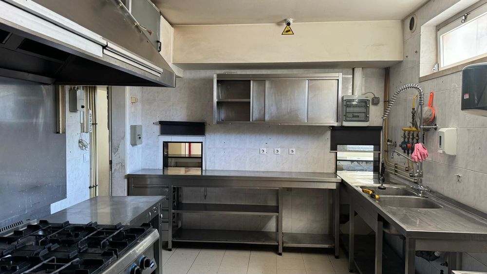 Bancada em inox para arrumação com gavetas e prateleiras
