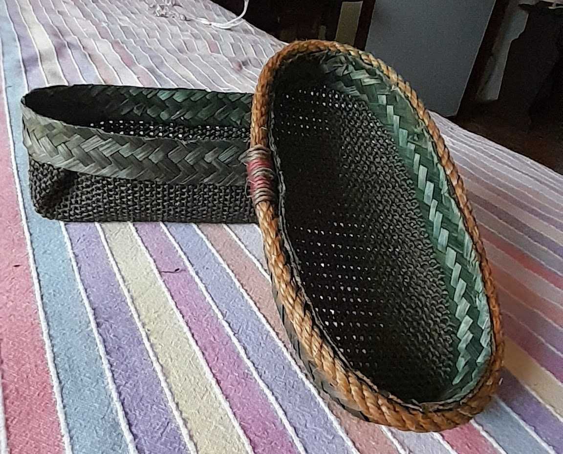 Cestinho oval em palhinha