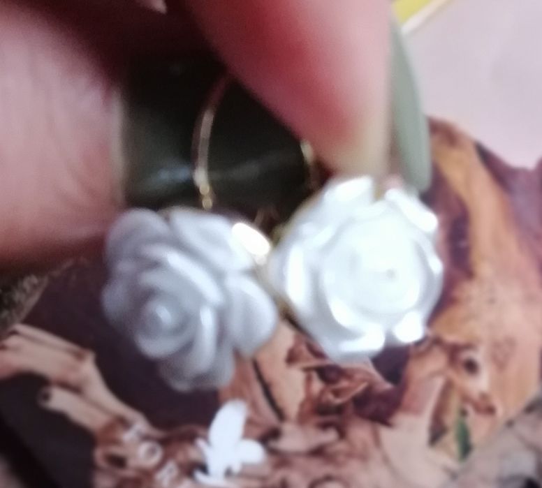 Brincos de pingente com design de flor branca