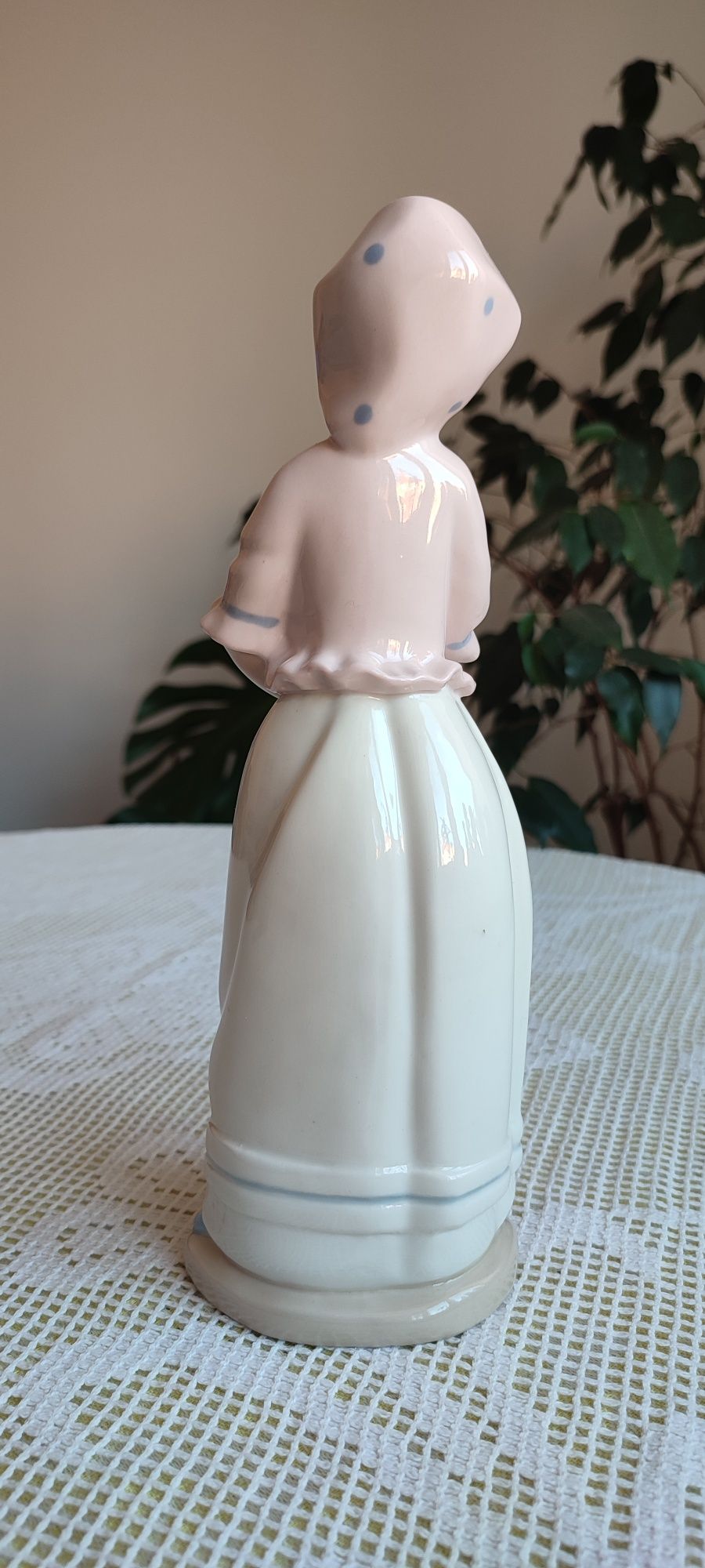 Статуетка колекційна "Дівчинка з гусем" Іспанія